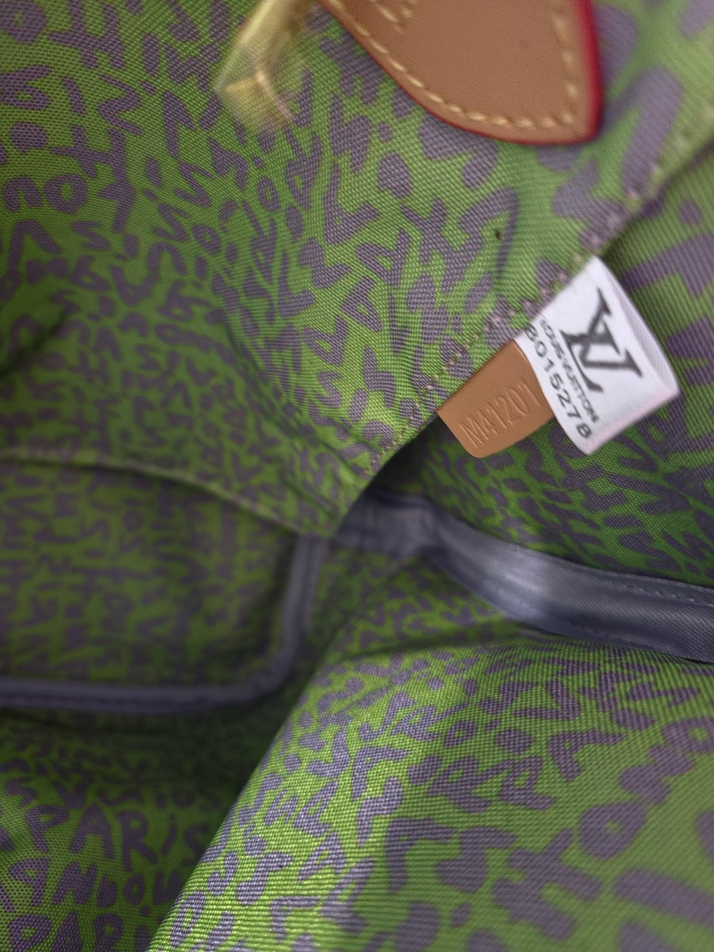 Green Graffiti Neverfull Tote Bag With Pouch - Picture 8 of 11